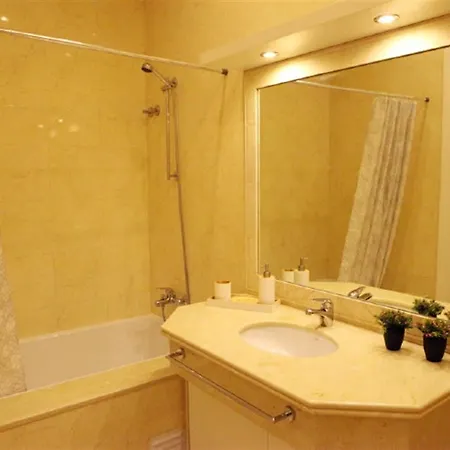 Splendid 5 Bedroom In Daire Lisboa