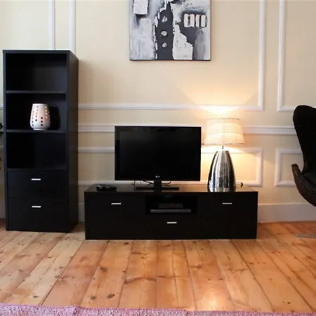 Splendid 5 Bedroom In Apartment *
