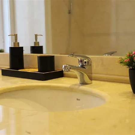 Splendid 5 Bedroom In Apartment